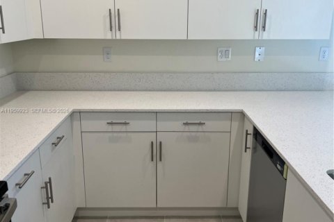 Villa ou maison à vendre à Hialeah, Floride: 3 chambres, 153.29 m2 № 2080692 - photo 4