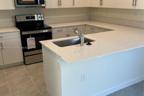 Villa ou maison à vendre à Hialeah, Floride: 3 chambres, 153.29 m2 № 2080692 - photo 2
