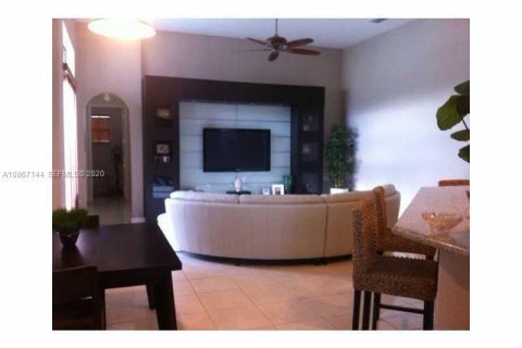 House in Miramar, Florida 5 bedrooms, 257.43 sq.m. № 2240875 - photo 10