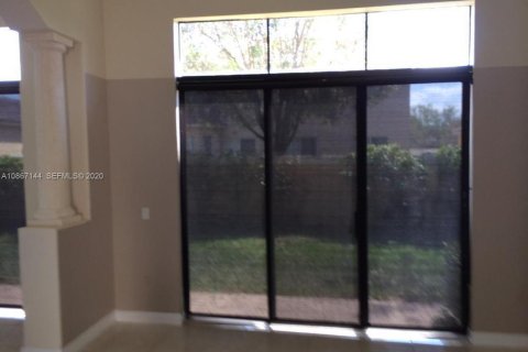 House in Miramar, Florida 5 bedrooms, 257.43 sq.m. № 2240875 - photo 9
