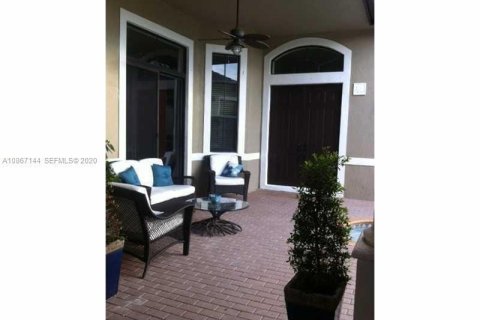 House in Miramar, Florida 5 bedrooms, 257.43 sq.m. № 2240875 - photo 14