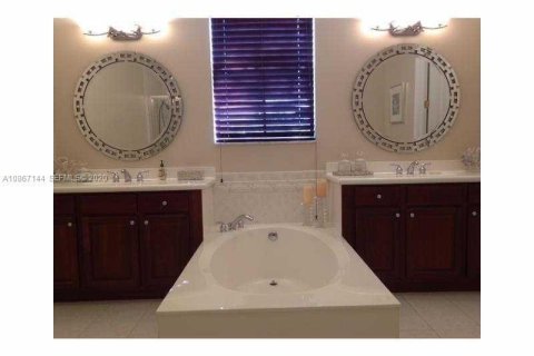 House in Miramar, Florida 5 bedrooms, 257.43 sq.m. № 2240875 - photo 8