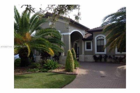 House in Miramar, Florida 5 bedrooms, 257.43 sq.m. № 2240875 - photo 2