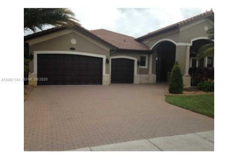 House in Miramar, Florida 5 bedrooms, 257.43 sq.m. № 2240875
