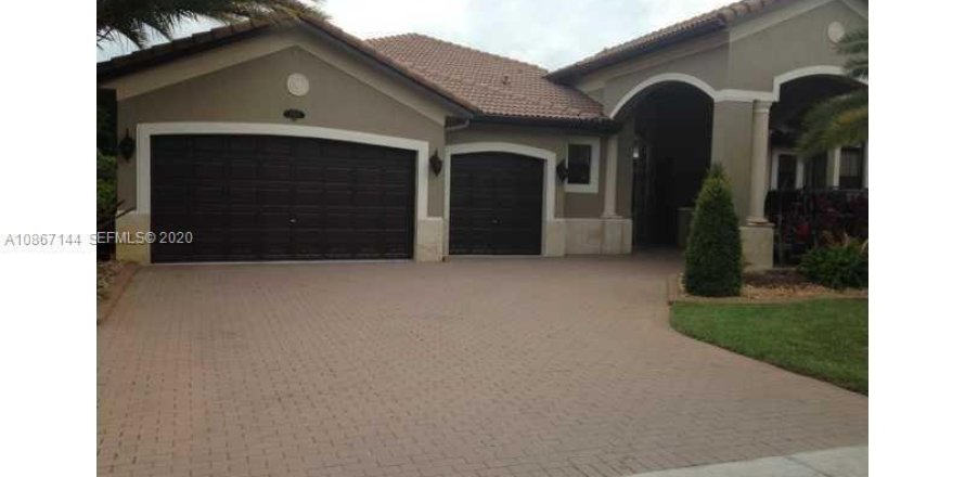 House in Miramar, Florida 5 bedrooms, 257.43 sq.m. № 2240875