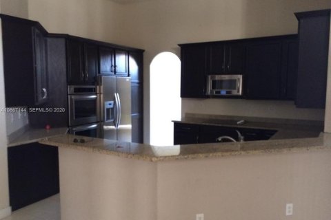 House in Miramar, Florida 5 bedrooms, 257.43 sq.m. № 2240875 - photo 4