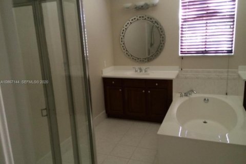 House in Miramar, Florida 5 bedrooms, 257.43 sq.m. № 2240875 - photo 7