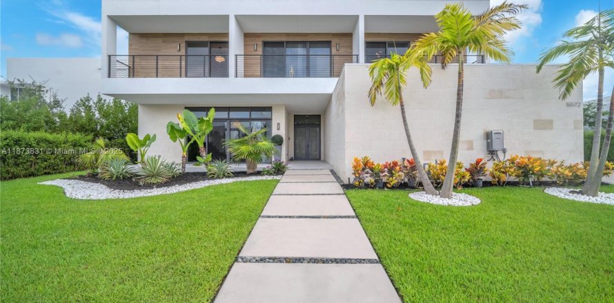 House in Weston, Florida 5 bedrooms, 573.3 sq.m. № 2017124