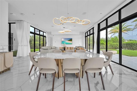 House in Weston, Florida 5 bedrooms, 573.3 sq.m. № 2017124 - photo 30