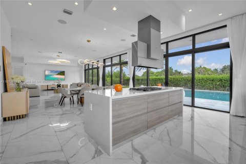 House in Weston, Florida 5 bedrooms, 573.3 sq.m. № 2017124 - photo 28