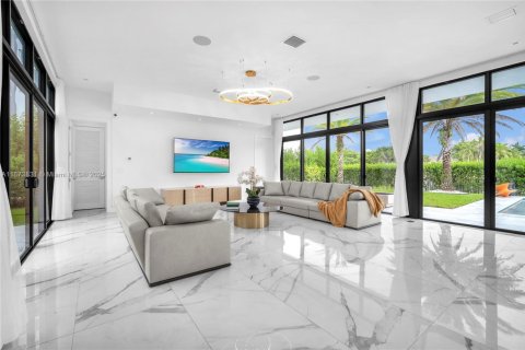 House in Weston, Florida 5 bedrooms, 573.3 sq.m. № 2017124 - photo 12