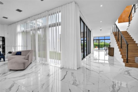 House in Weston, Florida 5 bedrooms, 573.3 sq.m. № 2017124 - photo 9