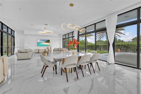 House in Weston, Florida 5 bedrooms, 573.3 sq.m. № 2017124 - photo 29