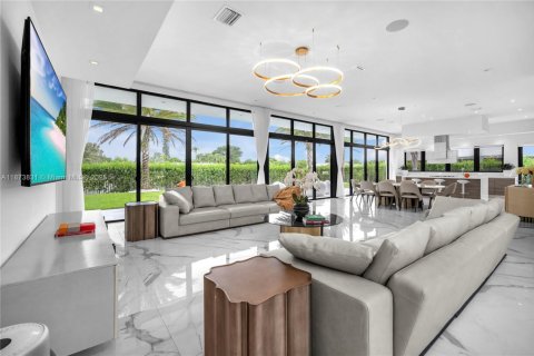 House in Weston, Florida 5 bedrooms, 573.3 sq.m. № 2017124 - photo 15