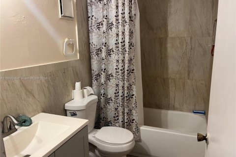 Condominio en venta en Lauderdale Lakes, Florida, 2 dormitorios, 93.09 m2 № 1882002 - foto 1