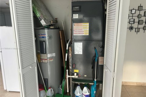 Villa ou maison à vendre à Miami, Floride: 4 chambres, 133.78 m2 № 2018920 - photo 12