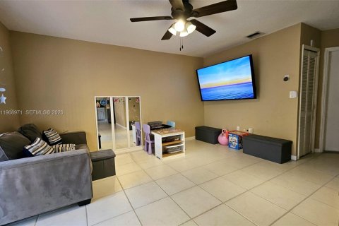 House in Davie, Florida 3 bedrooms, 155.24 sq.m. № 2046300 - photo 10
