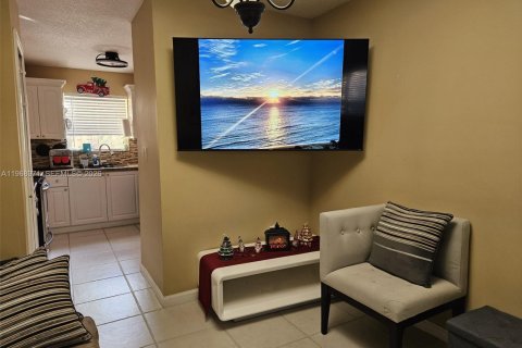 House in Davie, Florida 3 bedrooms, 155.24 sq.m. № 2046300 - photo 5