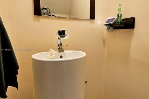 House in Davie, Florida 3 bedrooms, 155.24 sq.m. № 2046300 - photo 12