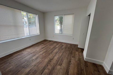 Apartamento en alquiler en Miami, Florida, 2 dormitorios № 2019980 - foto 3