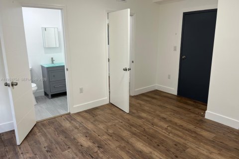 Apartamento en alquiler en Miami, Florida, 2 dormitorios № 2019980 - foto 2