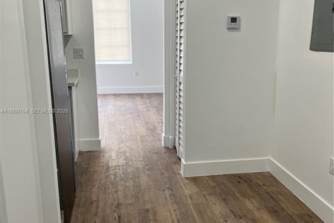 Apartamento en alquiler en Miami, Florida, 2 dormitorios № 2019980 - foto 7