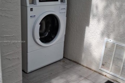 Apartamento en alquiler en Miami, Florida, 2 dormitorios № 2019980 - foto 8