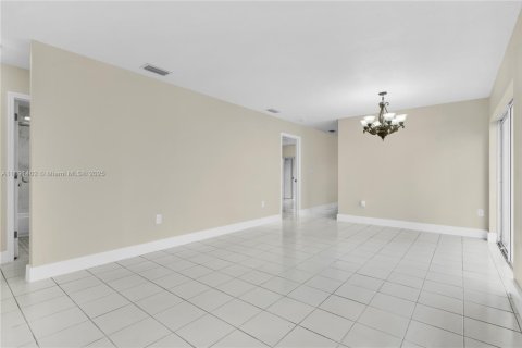 House in Miami, Florida 3 bedrooms, 116.31 sq.m. № 1943700 - photo 10