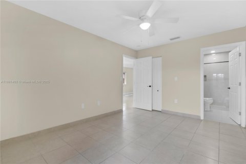 House in Miami, Florida 3 bedrooms, 116.31 sq.m. № 1943700 - photo 21