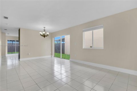 House in Miami, Florida 3 bedrooms, 116.31 sq.m. № 1943700 - photo 9