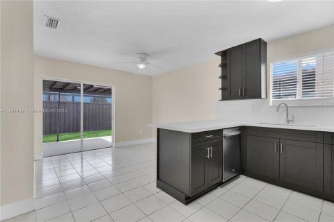 House in Miami, Florida 3 bedrooms, 116.31 sq.m. № 1943700 - photo 6