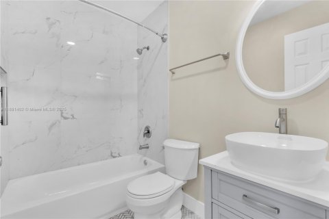 House in Miami, Florida 3 bedrooms, 116.31 sq.m. № 1943700 - photo 12