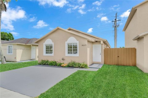 House in Miami, Florida 3 bedrooms, 116.31 sq.m. № 1943700 - photo 1