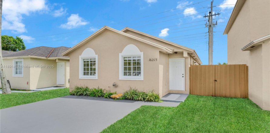 House in Miami, Florida 3 bedrooms, 116.31 sq.m. № 1943700