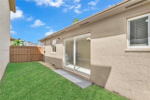 House in Miami, Florida 3 bedrooms, 116.31 sq.m. № 1943700 - photo 30