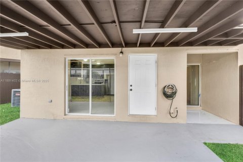 House in Miami, Florida 3 bedrooms, 116.31 sq.m. № 1943700 - photo 28