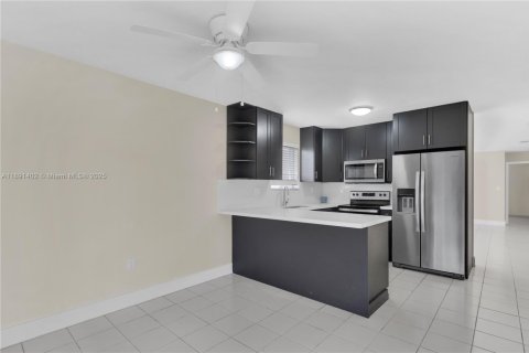 House in Miami, Florida 3 bedrooms, 116.31 sq.m. № 1943700 - photo 4