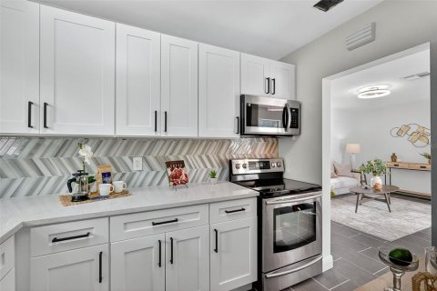 Casa en venta en Spring Hill, Florida, 2 dormitorios, 81.2 m2 № 1903646 - foto 2