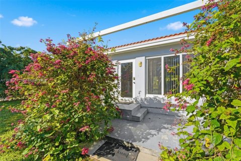 Villa ou maison à vendre à Hollywood, Floride: 2 chambres, 107.4 m2 № 1996643 - photo 25