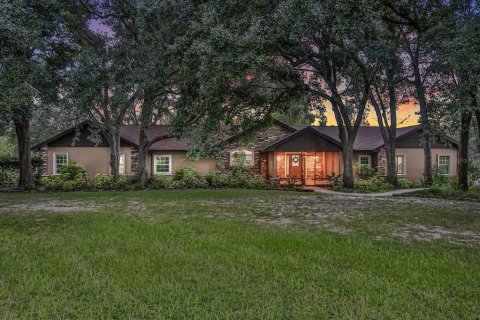 House in Auburndale, Florida 3 bedrooms, 326.92 sq.m. № 1626423 - photo 1