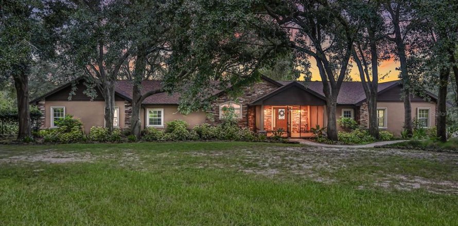 House in Auburndale, Florida 3 bedrooms, 326.92 sq.m. № 1626423