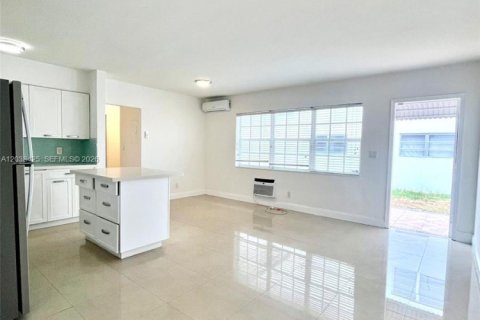 Casa en alquiler en Hollywood, Florida, 1 dormitorio № 2077995 - foto 4