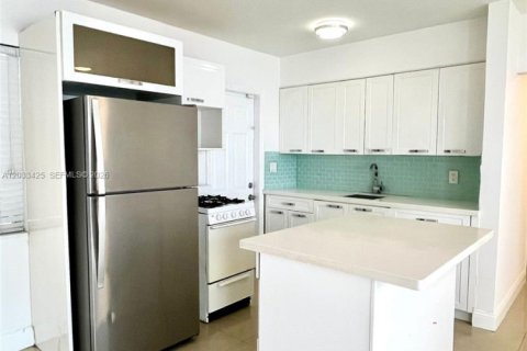 Casa en alquiler en Hollywood, Florida, 1 dormitorio № 2077995 - foto 2
