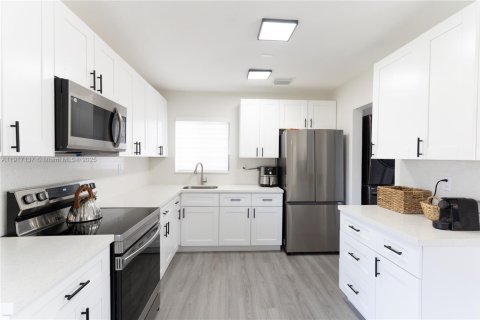 House in Miami, Florida 3 bedrooms, 98.29 sq.m. № 1977409 - photo 11