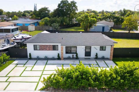 House in Miami, Florida 3 bedrooms, 98.29 sq.m. № 1977409 - photo 30