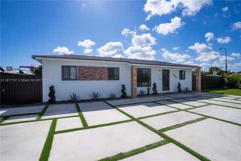 House in Miami, Florida 3 bedrooms, 98.29 sq.m. № 1977409 - photo 2