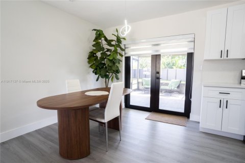 House in Miami, Florida 3 bedrooms, 98.29 sq.m. № 1977409 - photo 8