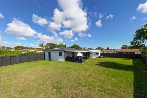 House in Miami, Florida 3 bedrooms, 98.29 sq.m. № 1977409 - photo 27