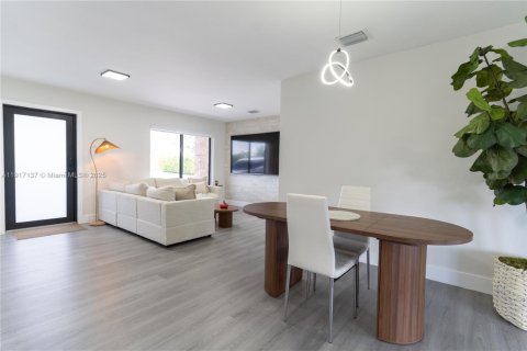 House in Miami, Florida 3 bedrooms, 98.29 sq.m. № 1977409 - photo 9