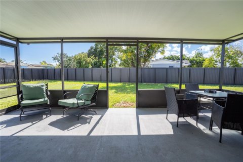 House in Miami, Florida 3 bedrooms, 98.29 sq.m. № 1977409 - photo 20